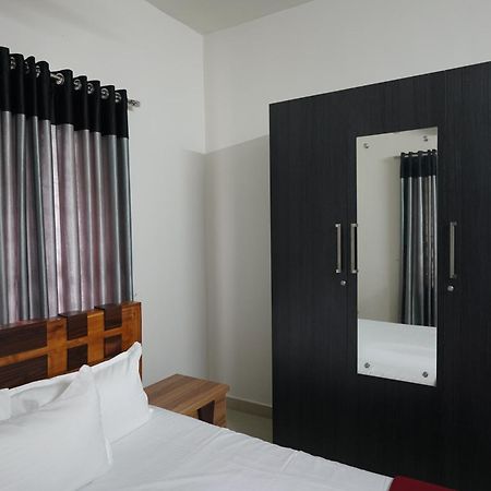 Swapna Home Suites 니둠바서리 외부 사진