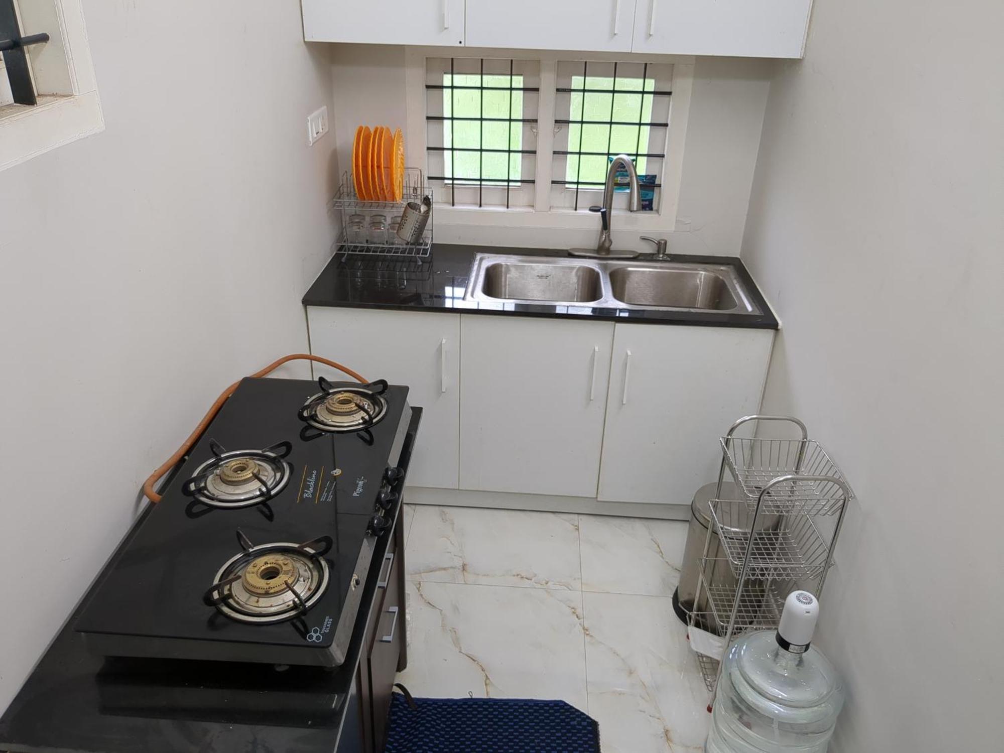 Swapna Home Suites 니둠바서리 외부 사진