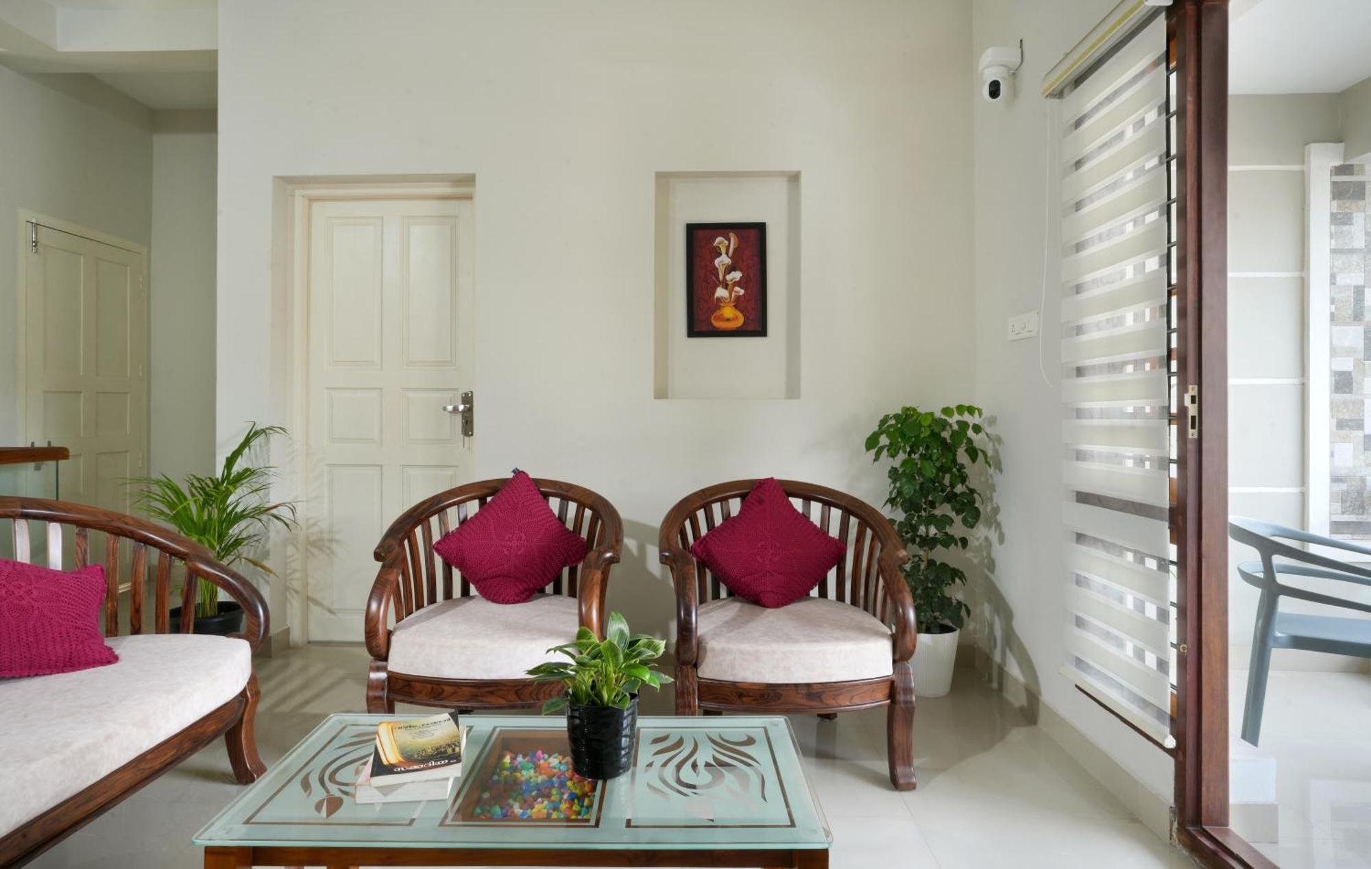 Swapna Home Suites 니둠바서리 외부 사진
