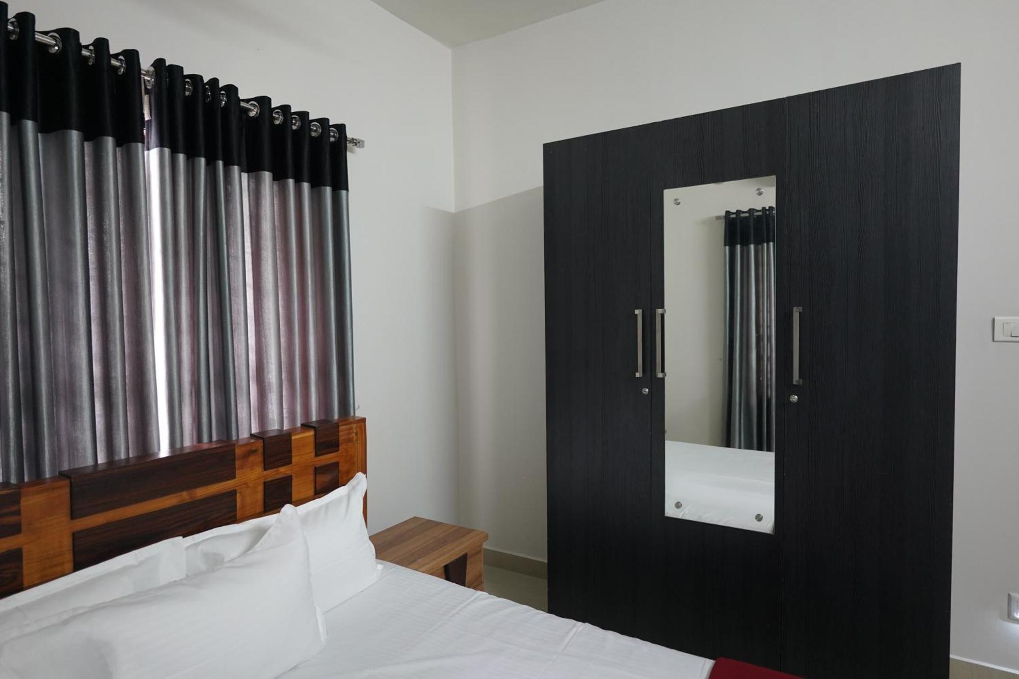 Swapna Home Suites 니둠바서리 외부 사진