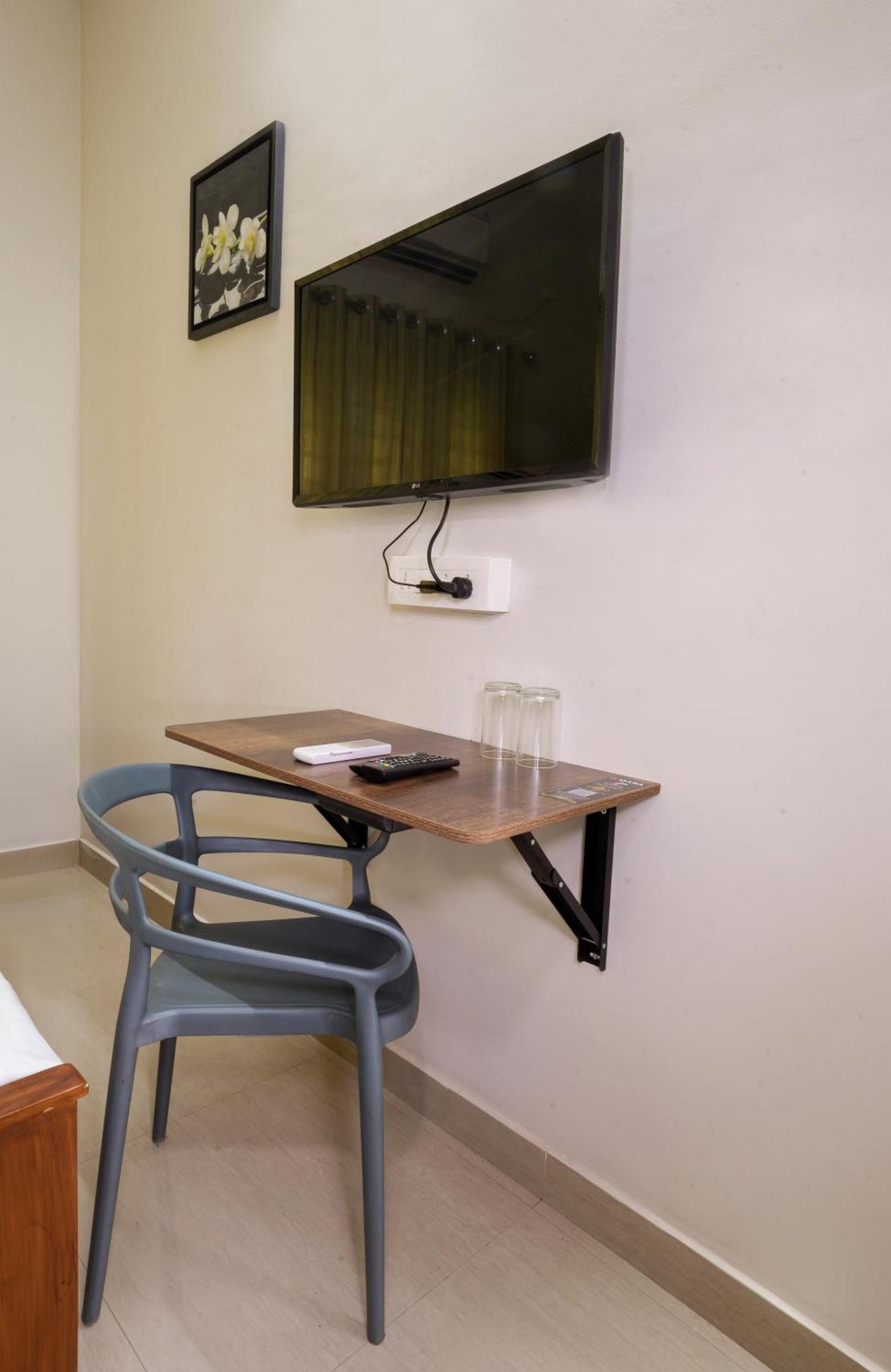 Swapna Home Suites 니둠바서리 외부 사진