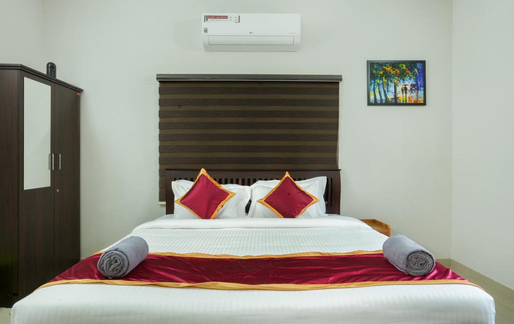 Swapna Home Suites 니둠바서리 외부 사진
