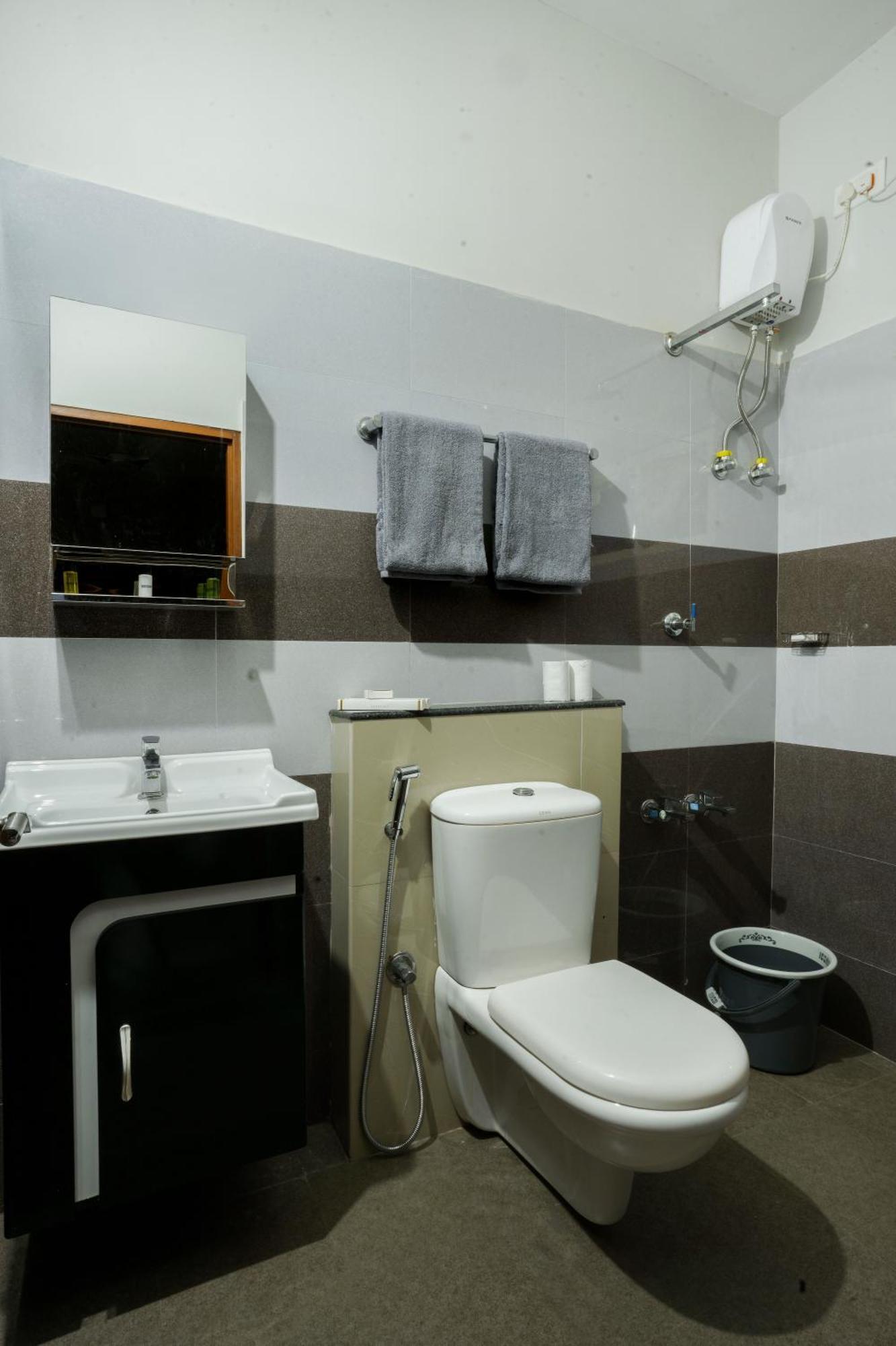 Swapna Home Suites 니둠바서리 외부 사진
